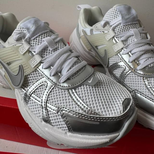 Nike V2K Run Metallic Silver White 33